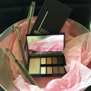 eyeshadow pro palette/3 brushes/applicators